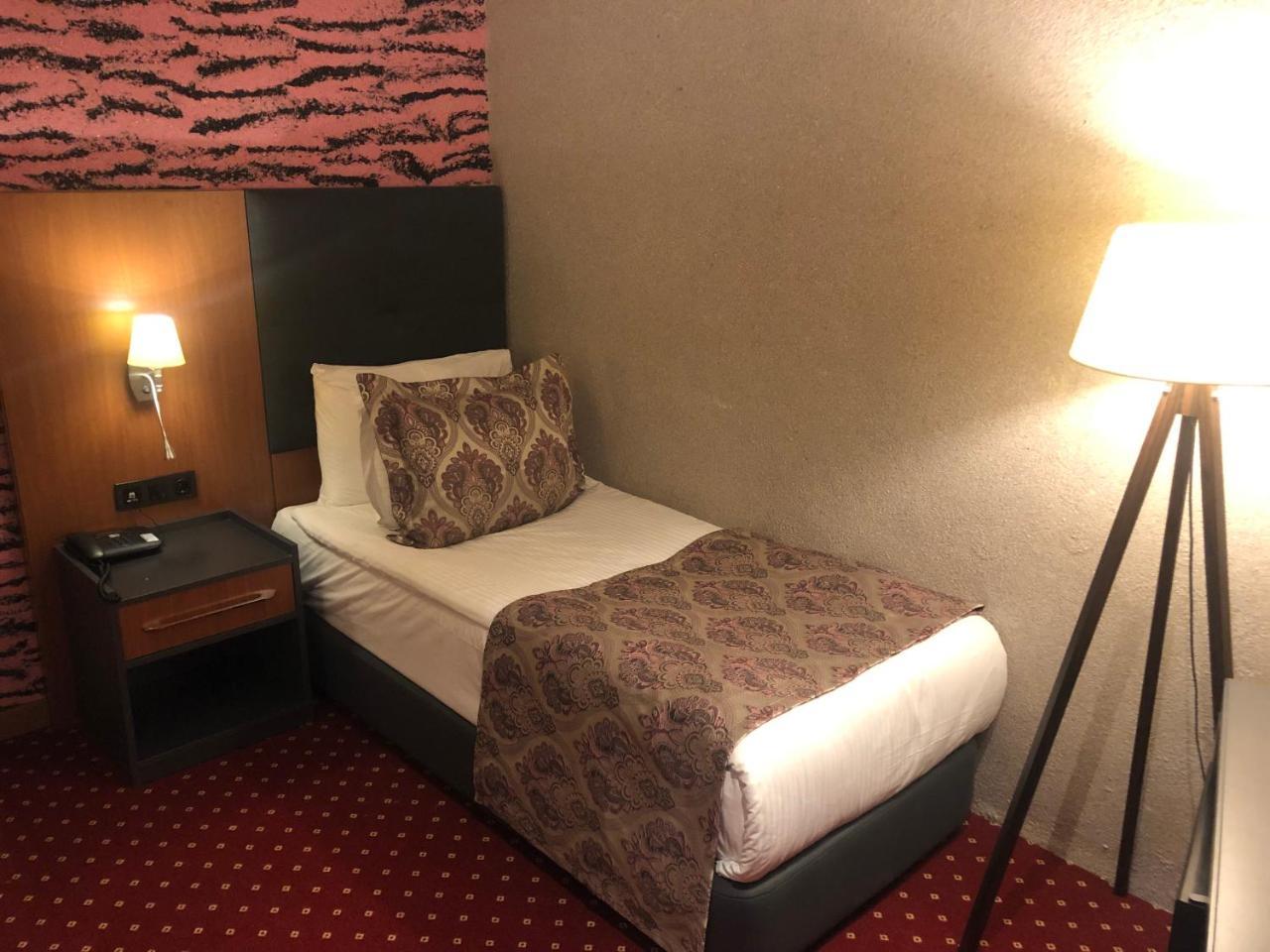 Euphoria Batumi Convention & Casino Hotel Extérieur photo A single bed